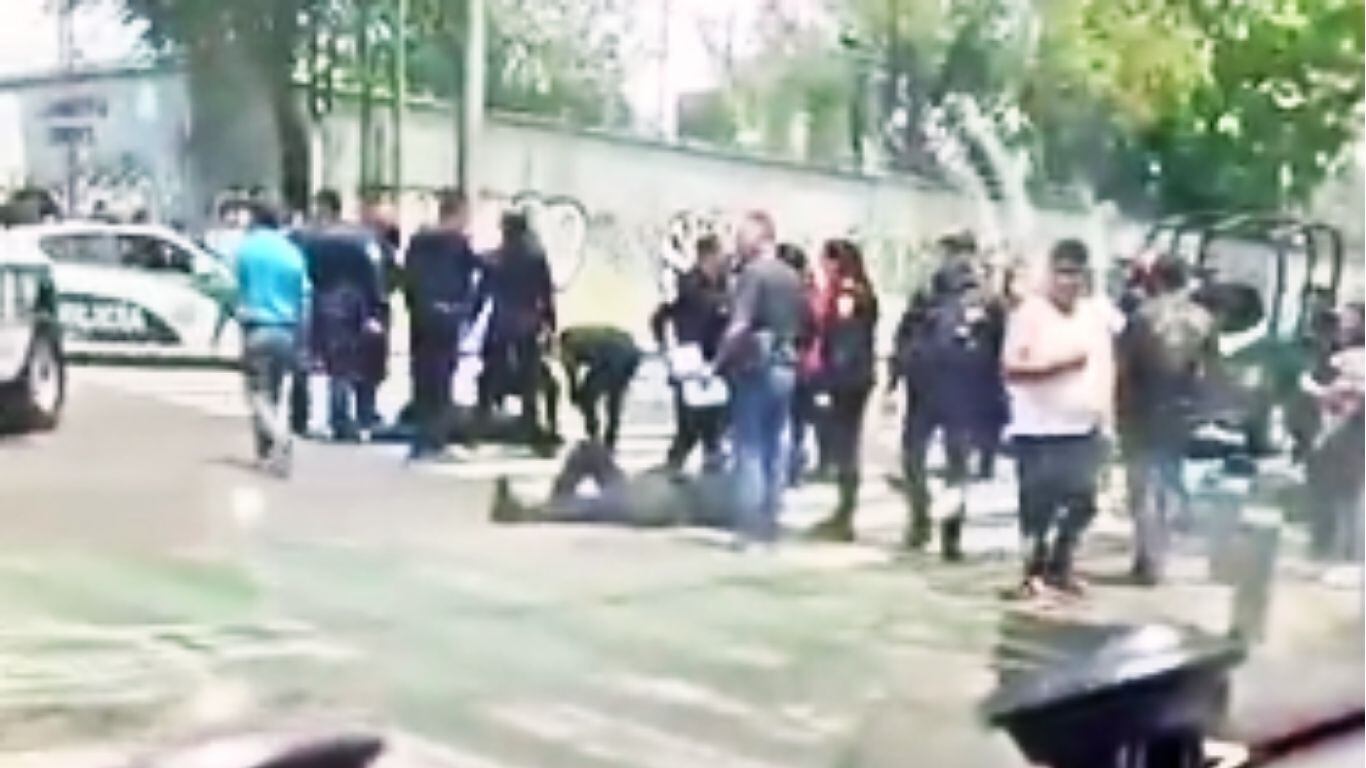 Taxista balea a franeleros y deja herido a policías