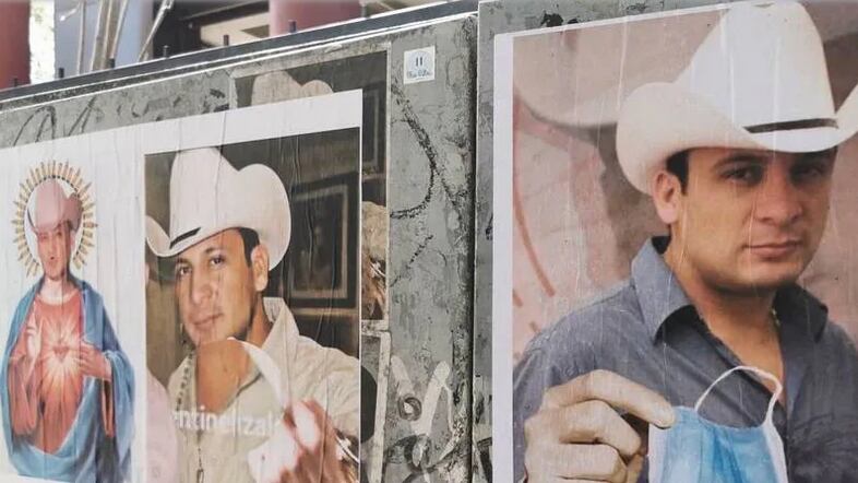 El cantante vive en las calles de la ciudad.