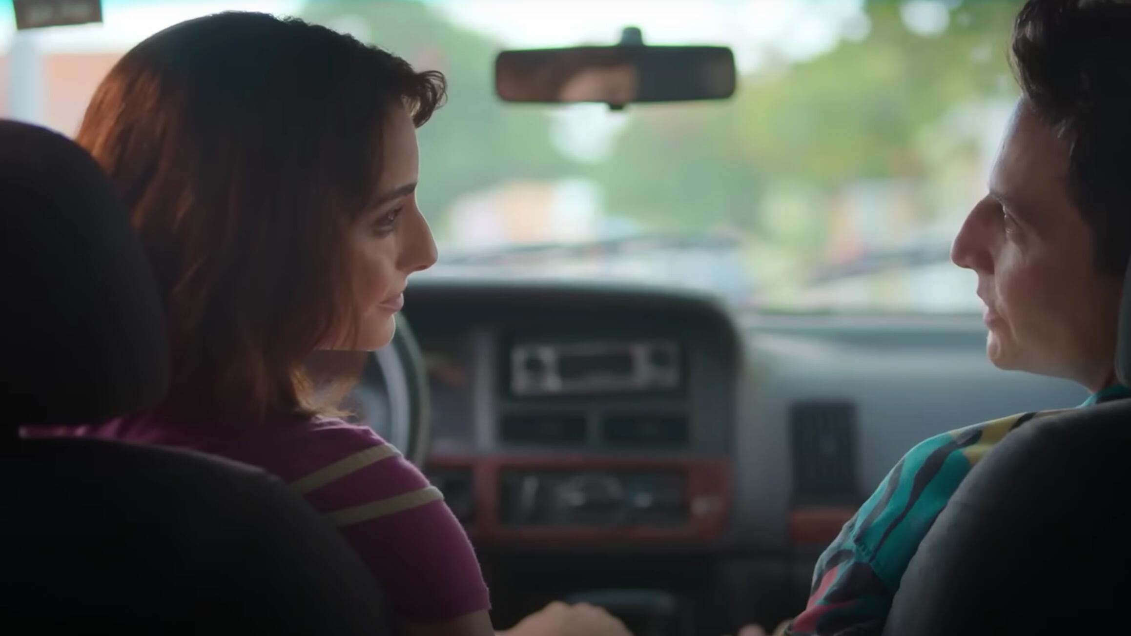 Aislinn Derbez y Gil Cerezo. / Foto: YouTube.