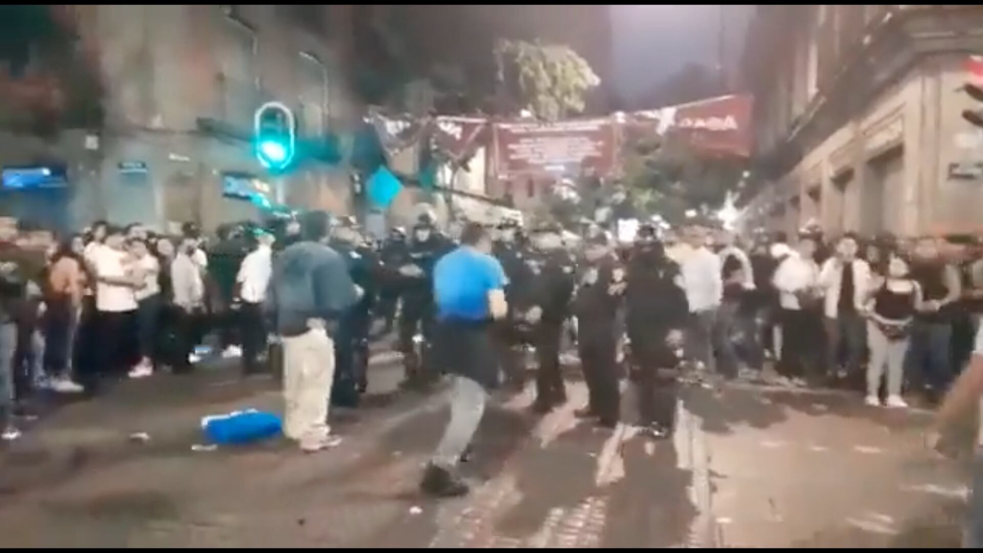 Grupo Firme en el Zócalo: asistentes se enfrentan con policías