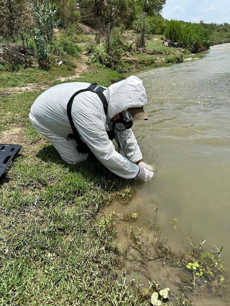 En el recorrido se tomaron muestras del agua para analizar su calidad.