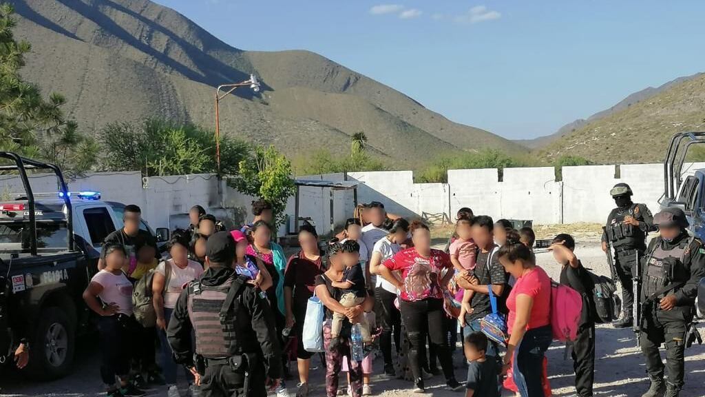 En total viajaban cuatro hombres, 19 menores de edad y 13 mujeres.