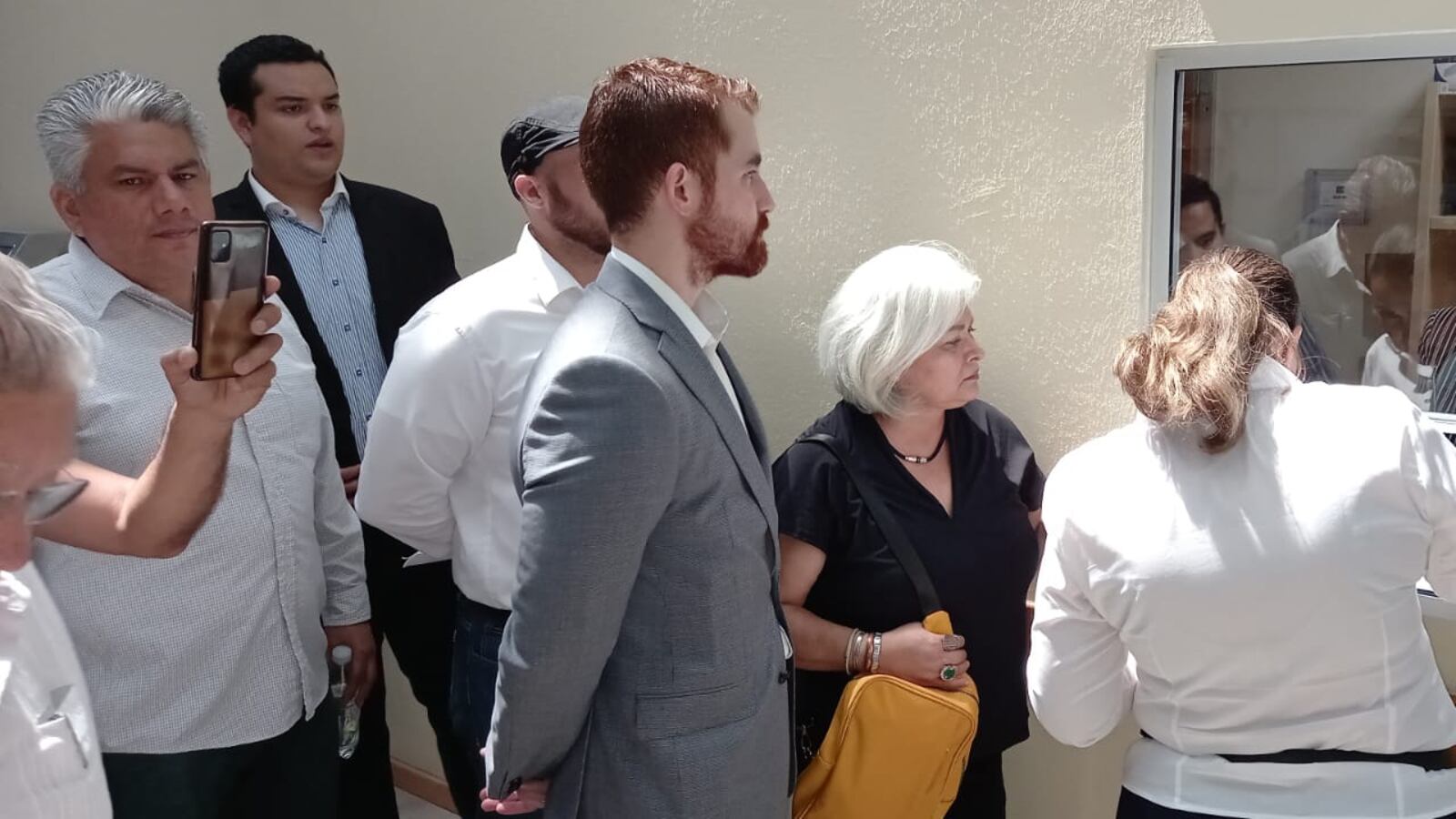 Mauricio Cantú, diputado federal, acompañó a los ciudadanos a la presentación del documento.