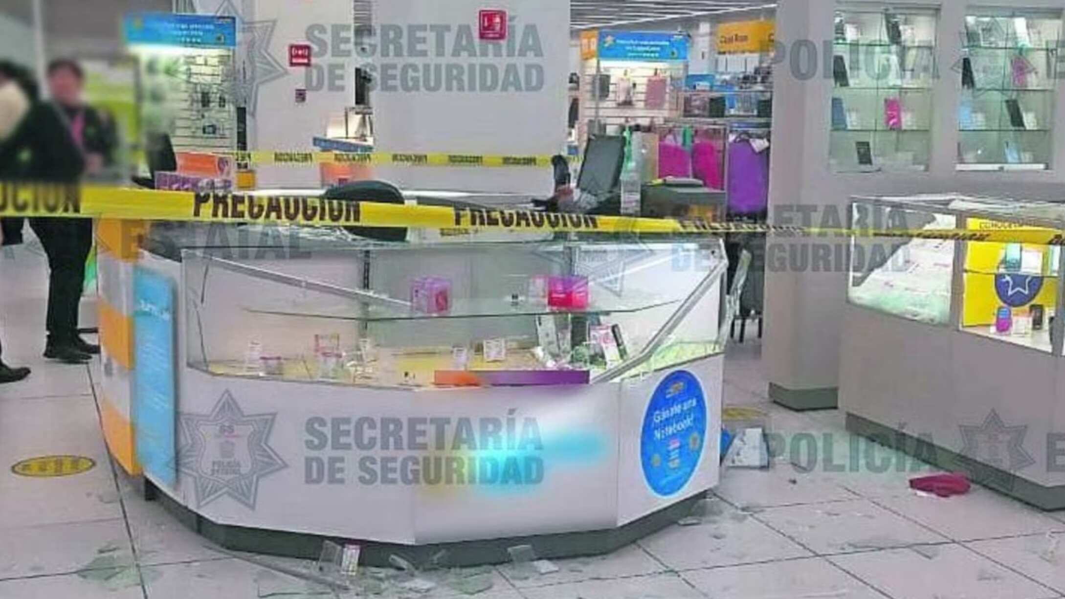 Los jóvenes rompieron las vitrinas donde se encontraban los celulares. (Especial)