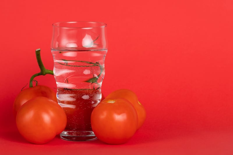Descubre recetas refrescantes con jugo de tomate que transformarán tus días de calor extremo en experiencias deliciosas