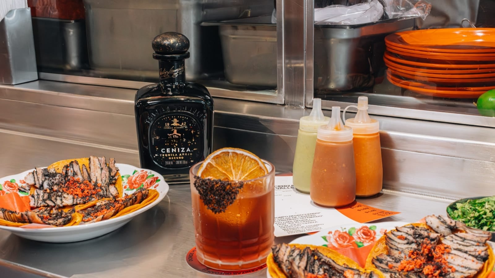 En la Roma Norte, la taquería distinguida por la Guía Michelin presenta un menú exclusivo donde el trompo negro fuego y la Paloma Negra se fusionan con la sofisticación del tequila más distintivo de la casa Don Julio