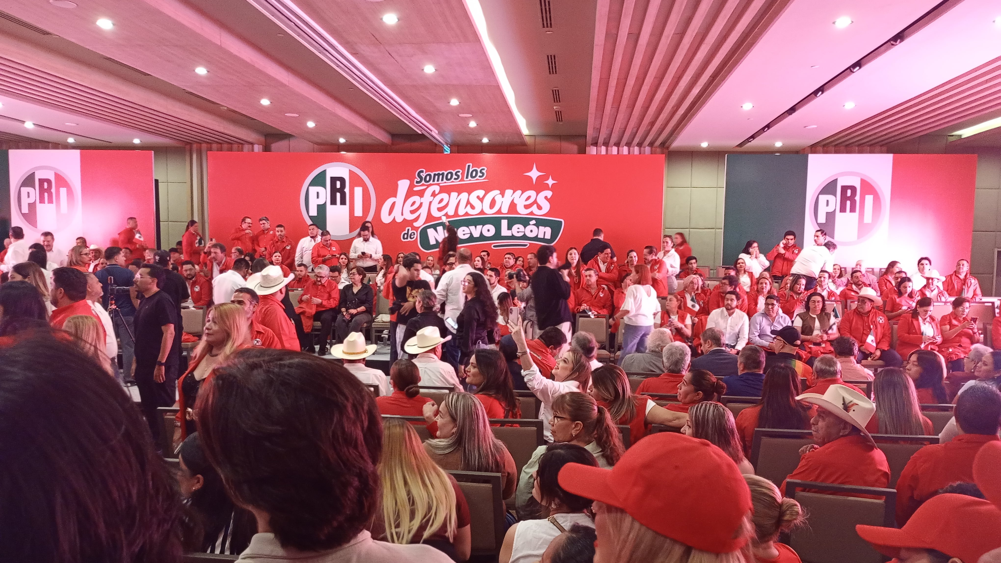 El salón del Hotel resultó insuficiente para albergar a la comunidad priísta.