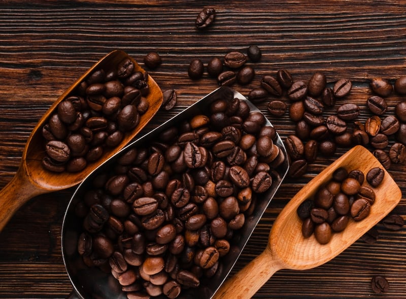 Una taza de café puede aportar aproximadamente el 2% de la cantidad diaria recomendada de esta vitamina.