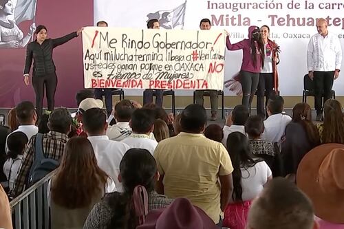 María Elena Ríos irrumpe evento de Sheinbaum en Oaxaca: me rindo, las mujeres no tenemos justicia