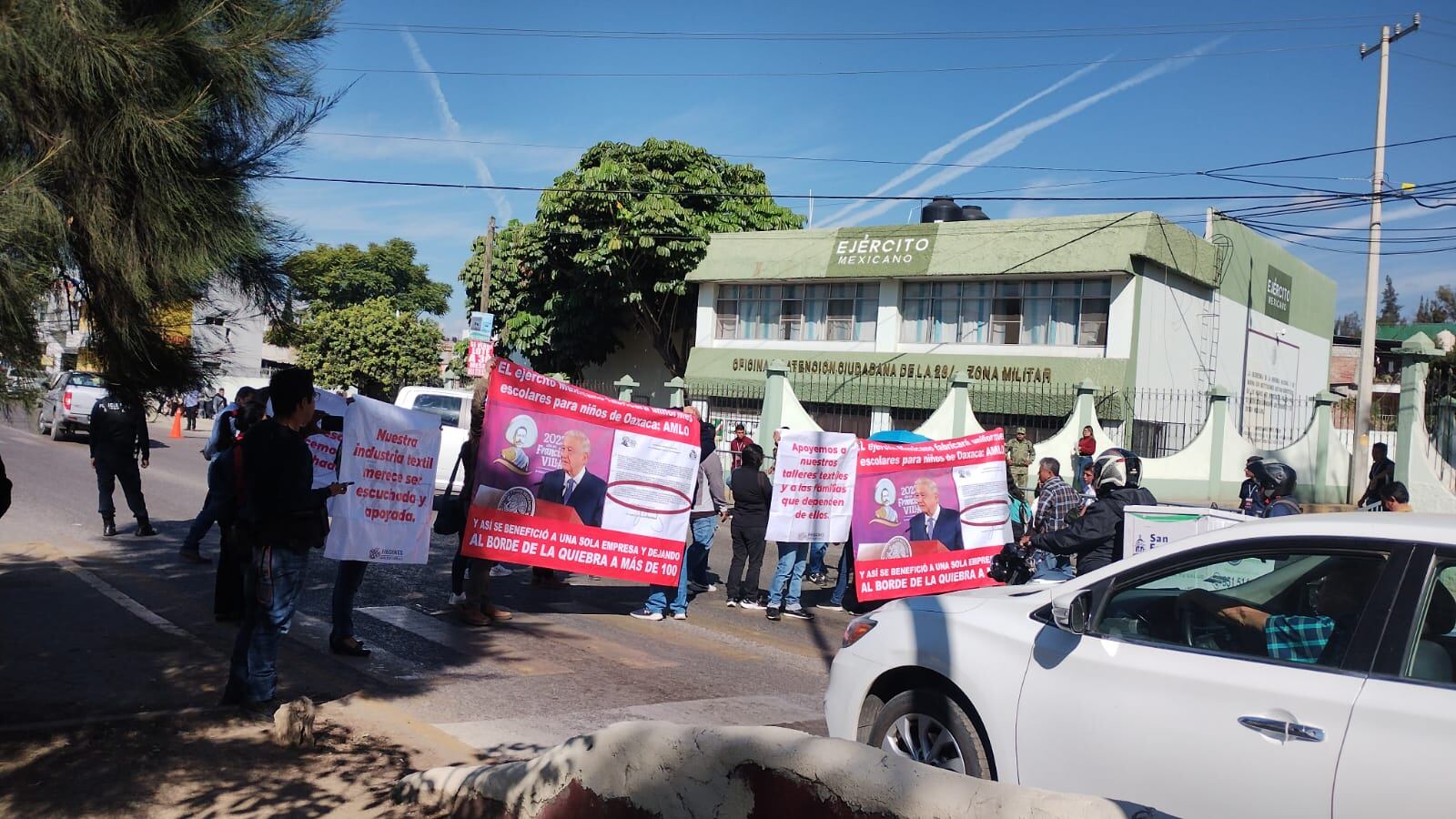 Protestas afuera de la mañanera de AMLO
