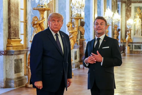 ¿Macron conquistó a Trump con oro? La cena en Versalles que agitó el G7