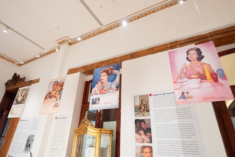 La nueva muestra del Museo del Perfume (MUPE) rinde homenaje a más de un siglo de historia de Avon, revelando cómo sus fragancias han marcado generaciones, empoderado a mujeres y dejado huella en la memoria colectiva