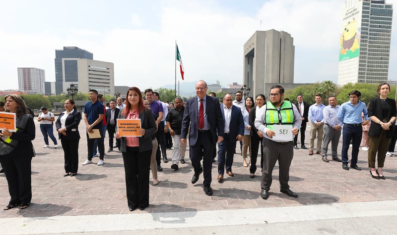 Javier Navarro, secretario general de Gobierno, participó en la actividad como un empleado más.