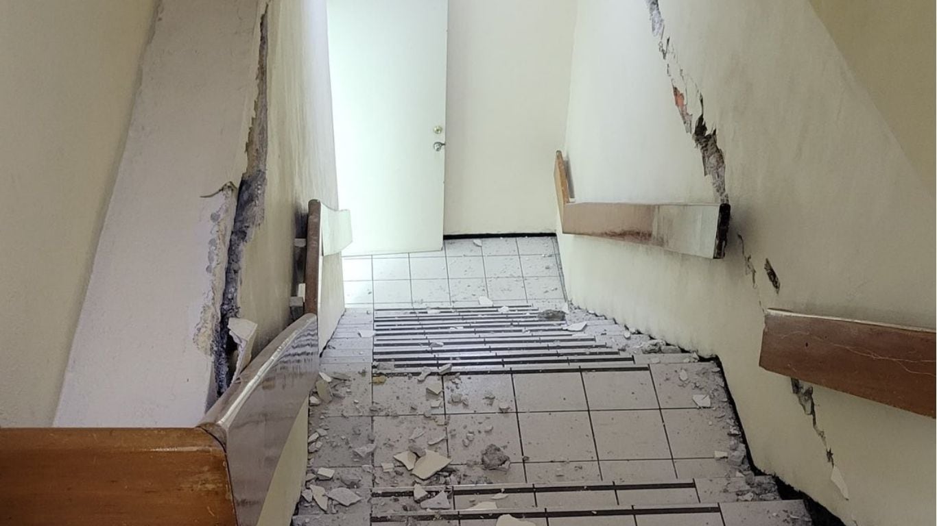 Caída de plafones y grietas en el Hospital La Raza