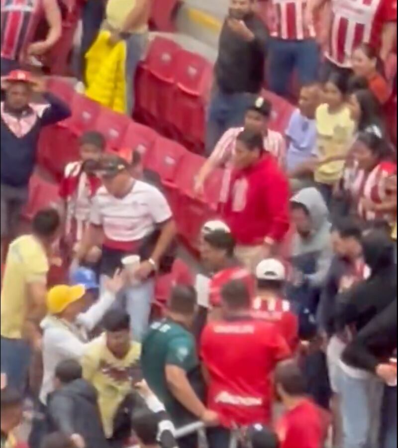 Pelea aficionados chivas-América
