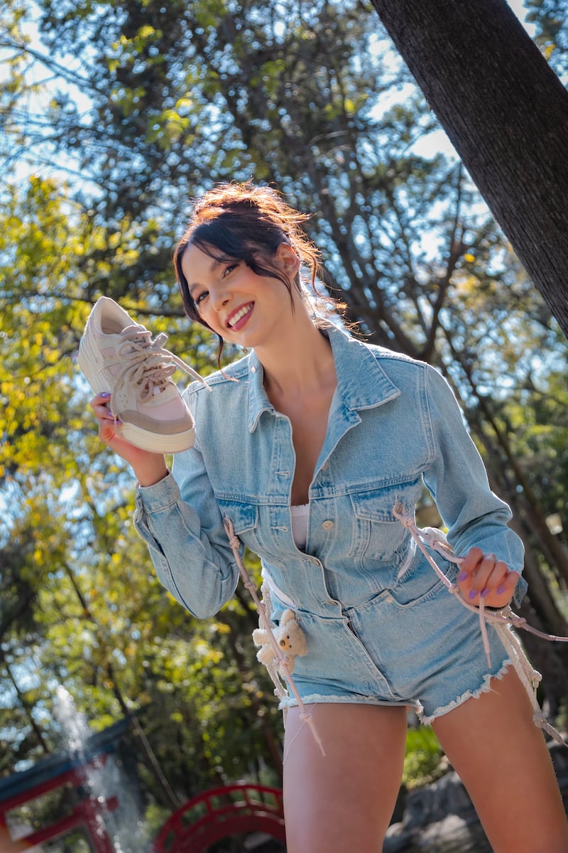 La influencer diseña junto a Panam, un par versátil con detalles en katakana, suela tipo skate, materiales texturizados y accesorios exclusivos