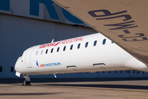 Avión rumbo a Madrid impacta contra hangar militar; viajaban 57 personas