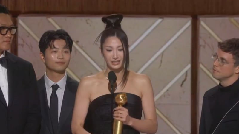 EJAE rompe en llanto al ganar el Globo de Oro por “Golden”, tema de KPop Demon Hunters