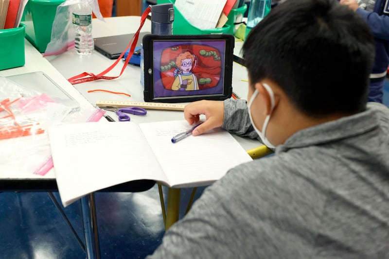 Niño estudiando con Inteligencia Artificial (imagen de referencia)