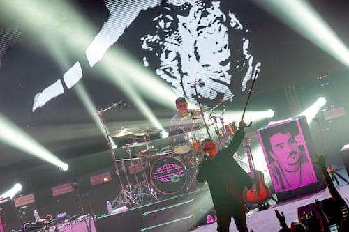 Sin protagonismo de jerseys de futbol, Los Fabulosos Cadillacs desbordaron energía en Guadalajara