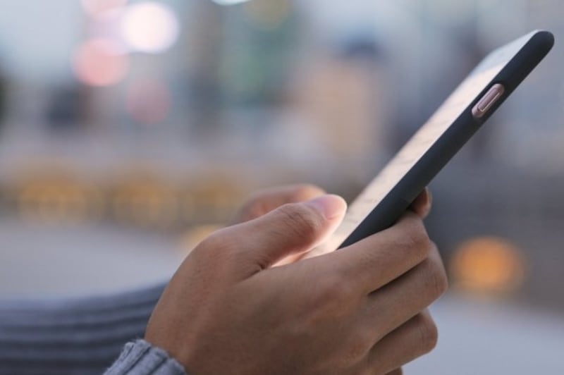 Un usuario revisa su dispositivo inteligente (smartphone).