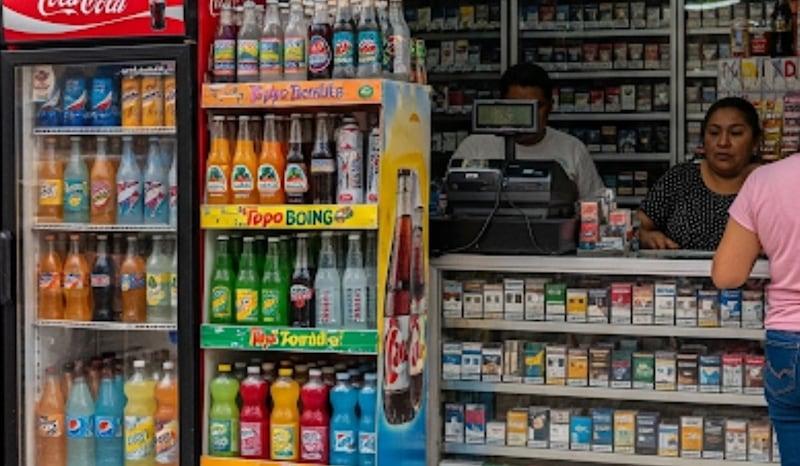 ¡Adiós coquita y cigarrito! Bebidas azucaradas y tabaco aumentan costos; así quedarán los precios en 2026