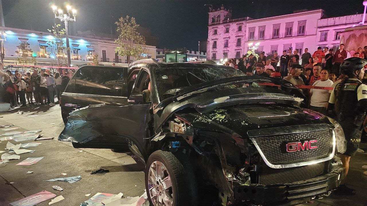 En redes sociales circula el video de justo el momento en que presunto ladrón que robo camioneta por el Mercado Corona en Guadalajara, en su huida se dirigió al grupo de manifestantes provida que se manifestaban en el andador Fray Antonio Alcalde, justo afuera de catedral, donde hubo 16 atropellados, de los cuales solamente dos continúan en observación médica.