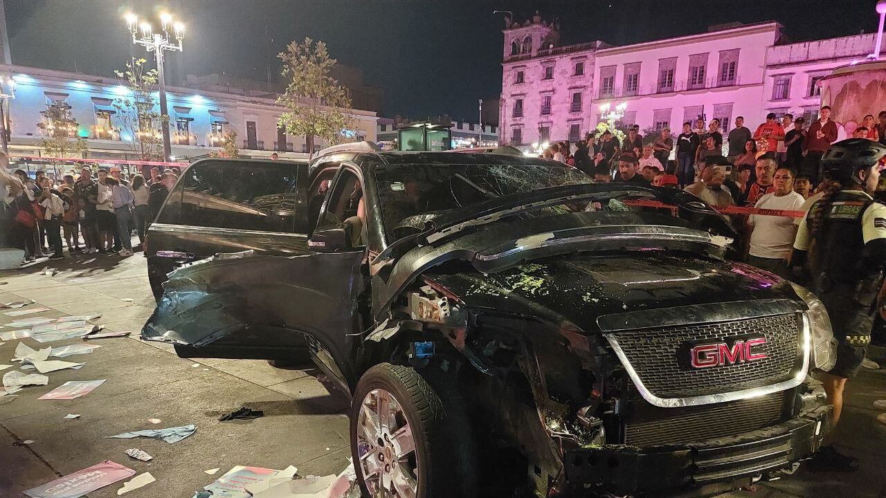 En redes sociales circula el video de justo el momento en que presunto ladrón que robo camioneta por el Mercado Corona en Guadalajara, en su huida se dirigió al grupo de manifestantes provida que se manifestaban en el andador Fray Antonio Alcalde, justo afuera de catedral, donde hubo 16 atropellados, de los cuales solamente dos continúan en observación médica.