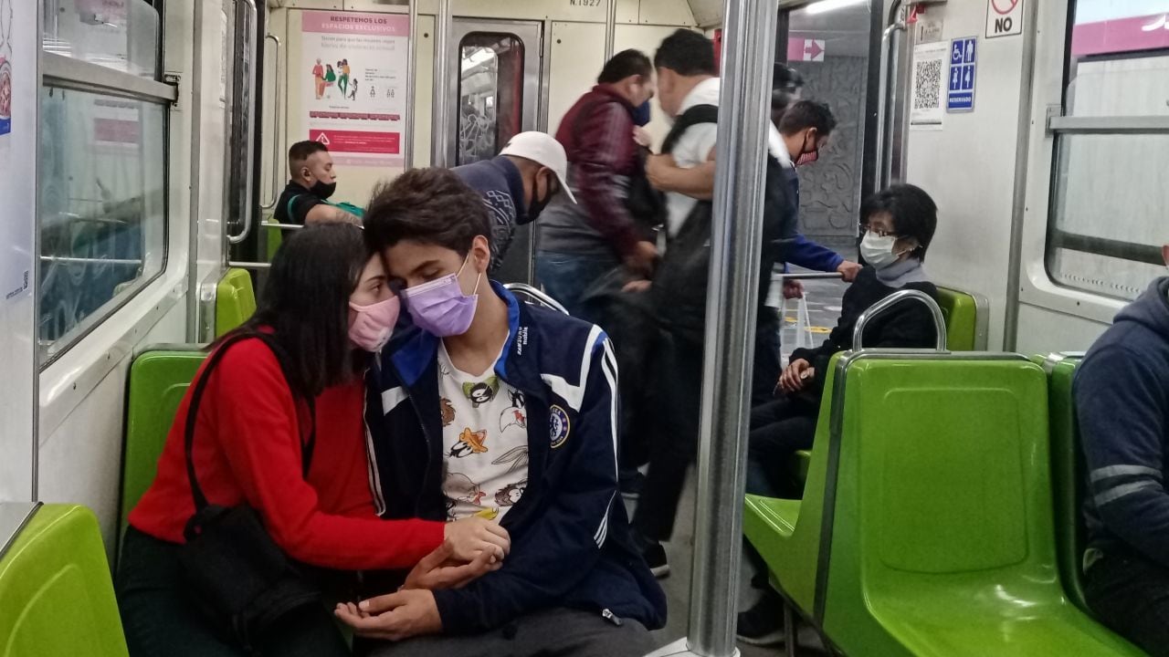 Vida cotidiana de jóvenes en el Metro de la Ciudad de México. Foto: Cuartoscuro