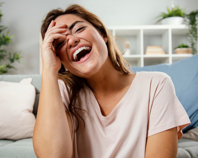 Cuando nos reímos liberamos ciertas sustancias bioquímicas que favorecen en las personas un estado de ánimo positivo. Foto: Freepik.