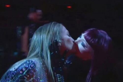 Jennifer Lopez besa a su bailarina en los American Music Awards 2025