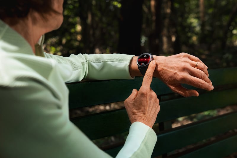 Ligero y preciso, este smartwatch acompaña a corredores de todos los niveles con planes de entrenamiento con IA. Su modo Maratón Inteligente lo convierten en un verdadero coach digital para mejorar tu desempeño en cada carrera