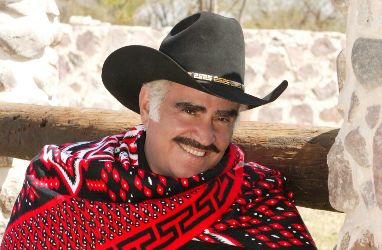 Grandes estrellas de banda sinaloense unen sus voces a la de Vicente Fernández