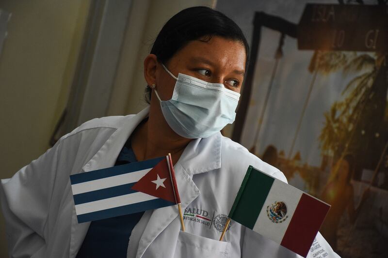 CAMPECHE, CAMPECHE, 9 SEPTIEMBRE 2022.- Llegaron 51 médicos cubanos quienes acudieron al llamado del programa del IMSS del gobierno federal, para trabajar en las comunidades rurales que no cuentan con personal. Del 12 al 16 de septiembre serán capacitados por parte del IMSS Bienestar para después incorporarse a los hospitales de Candelaria, Xpujil, Sabancuy, Palizada, Escárcega, Champotón , Ciudad del Carmen , Calkiní y Hopelchen.