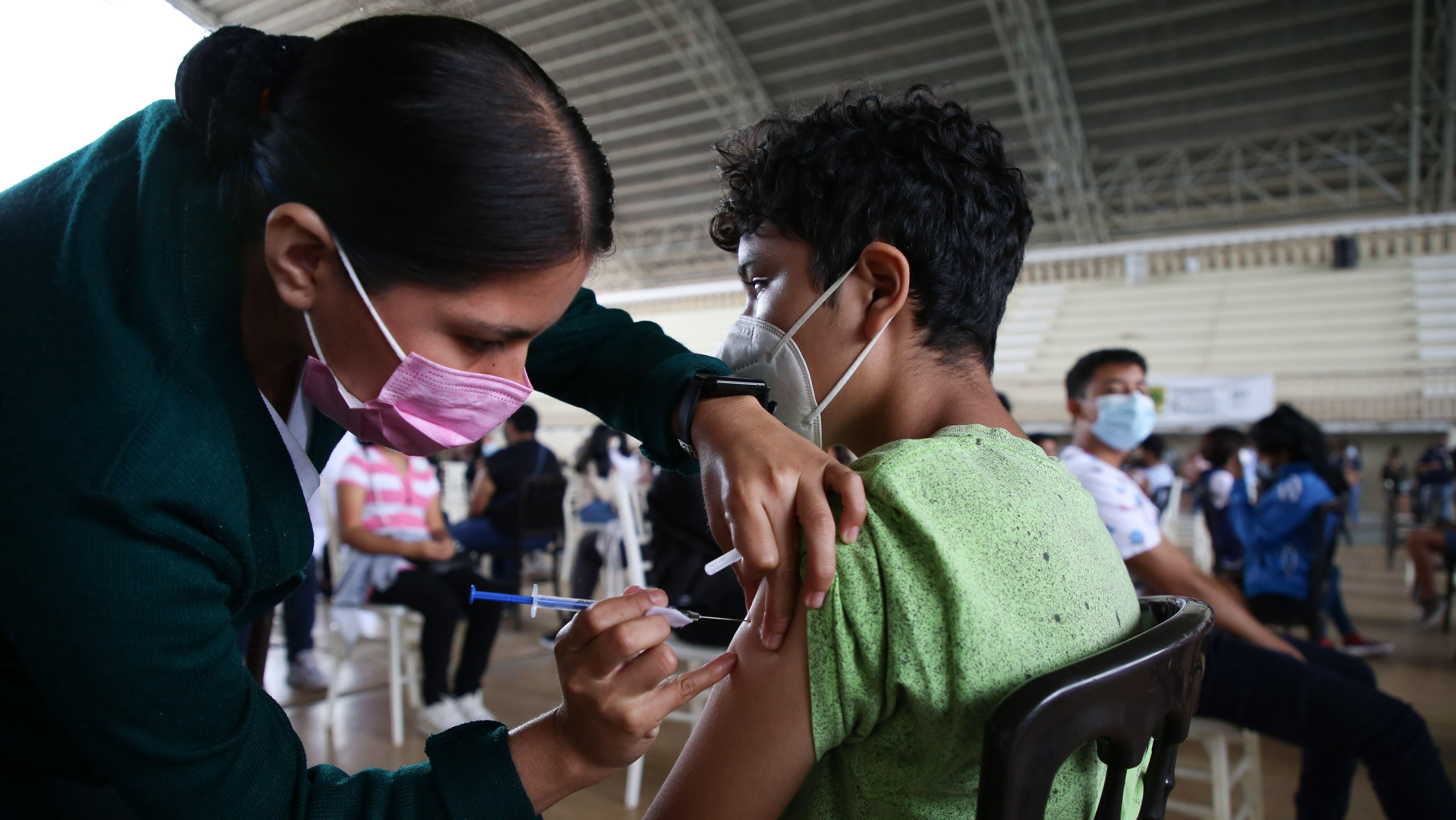 Jóvenes de 15 a 17 años recibieron la segunda dosis de la vacuna contra el Covid-19, en Mérida, Yucatán.
