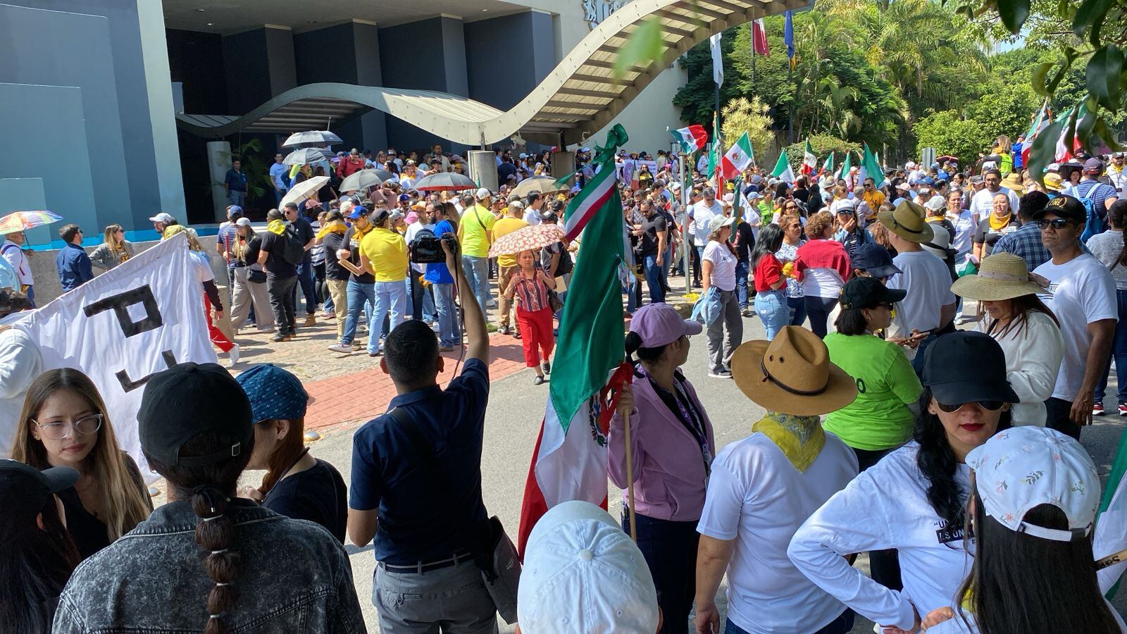 Al menos 100 trabajadores del Poder Judicial se manifestaron este martes.