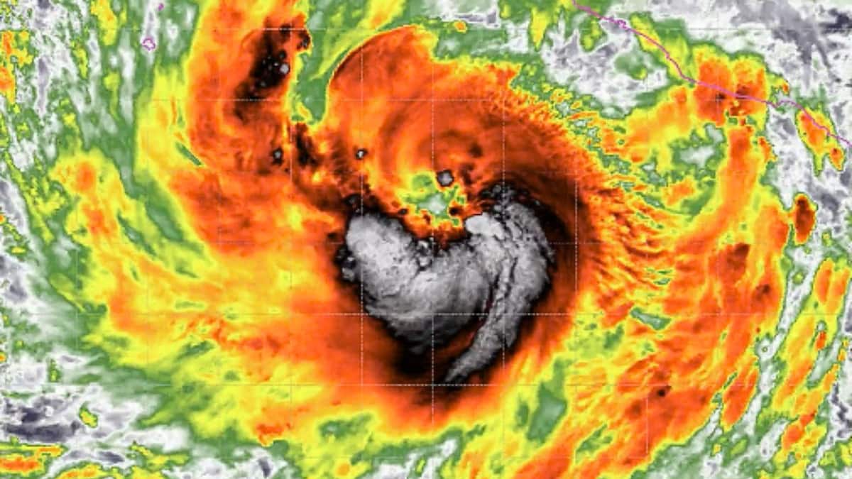 Huracán Priscilla alcanza categoría 2 frente a costas del Pacífico mexicano; estados afectados