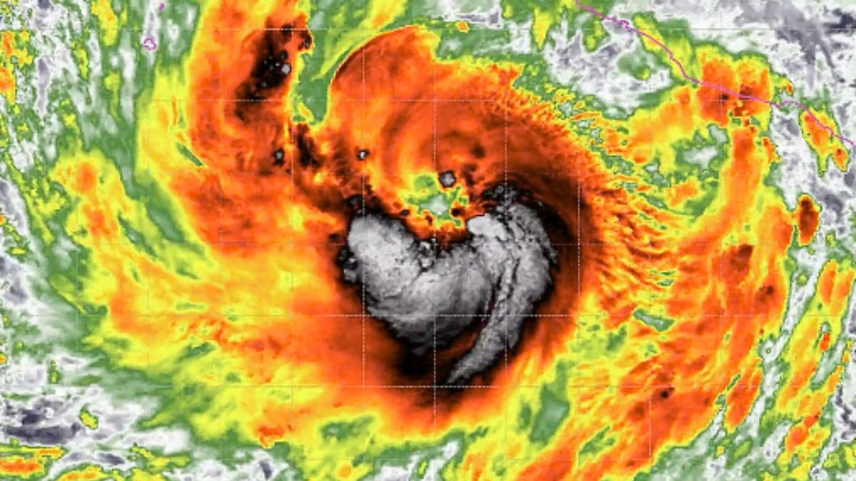 Huracán Priscilla alcanza categoría 2 frente a costas del Pacífico mexicano; estados afectados