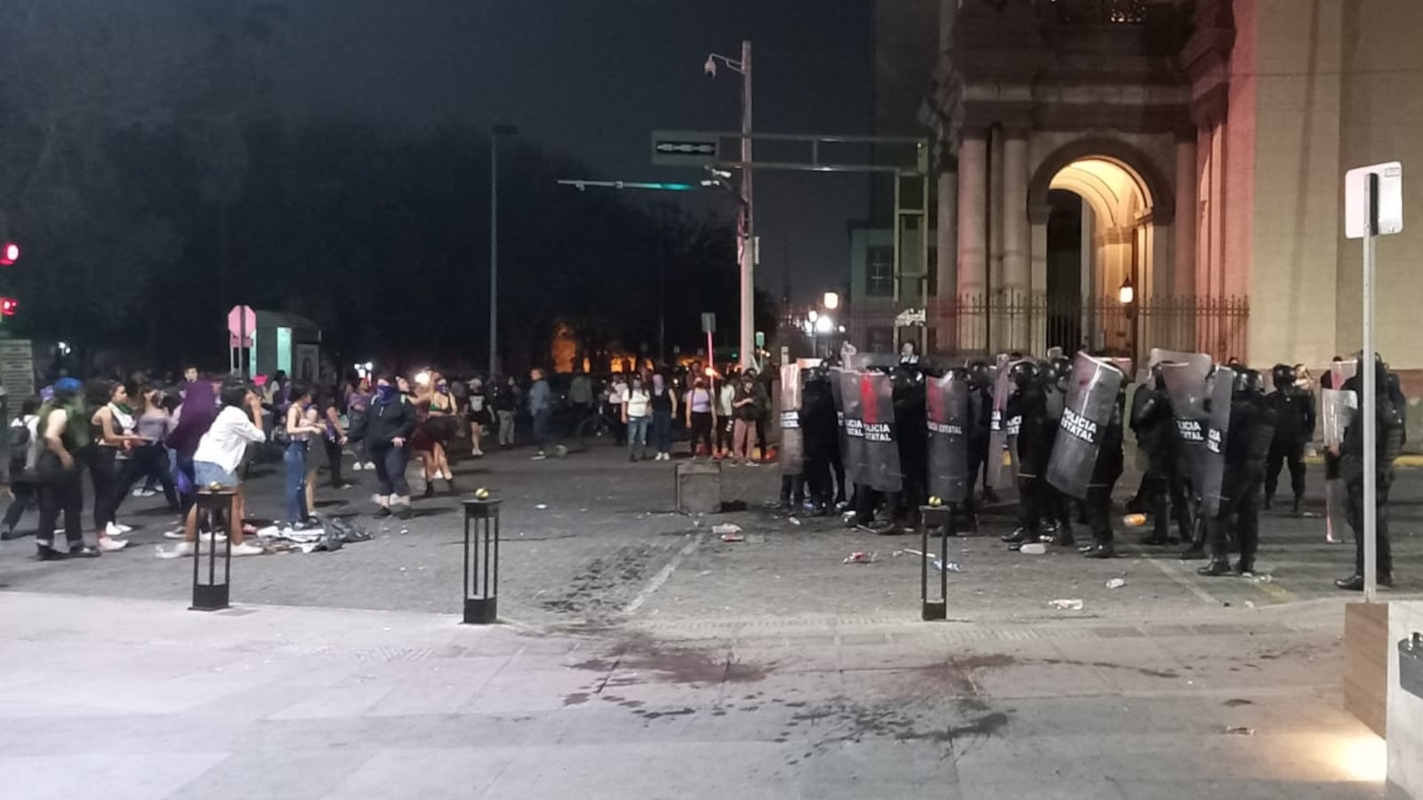 Al principio apenas eran unos 50 policías contra más de 3 mil personas.