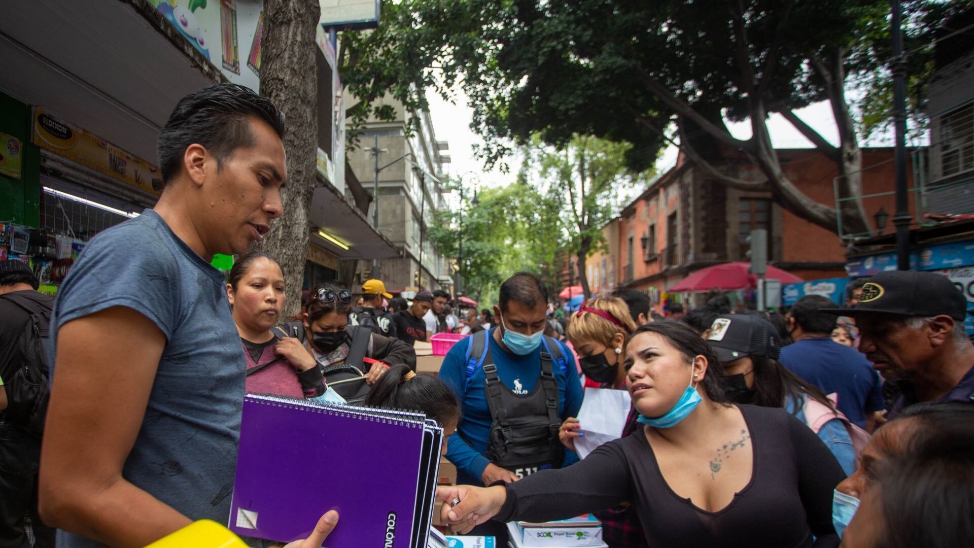 20 mil pesos gastarán los papás para enviar a sus hilos a la escuela; lo que aunado un alza 30% en los precios de los útiles, hace que este regreso a clases sea el más caro en 25 años.
