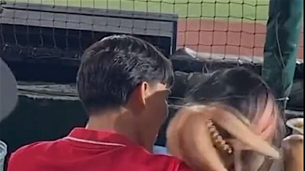 Una mujer es captada en pleno juego de beisbol del equipo Mariachis Guadalajara.