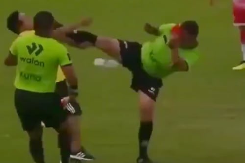 ¡Escándalo! Árbitro noquea a auxiliar con brutal patada de karate en pleno partido