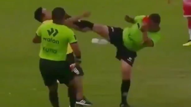 Árbitro pateó a auxiliar.
