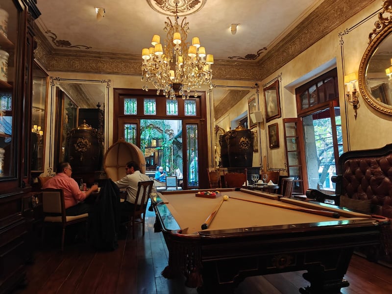 Gran Cantina Filomeno ofrece una experiencia única en una casona histórica frente al Parque Río de Janeiro, donde el chef Alfredo González prepara un chile en nogada que respeta la tradición y te transporta al México de principios del siglo XX