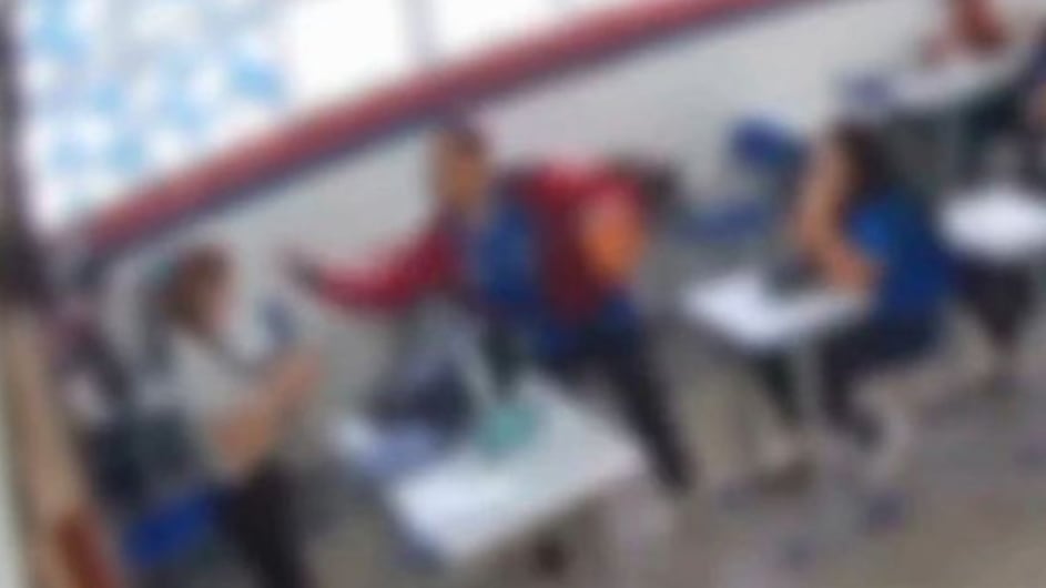 VIDEO: alumno cachetea a su maestra en el aula tras ser regañado por llegar tarde