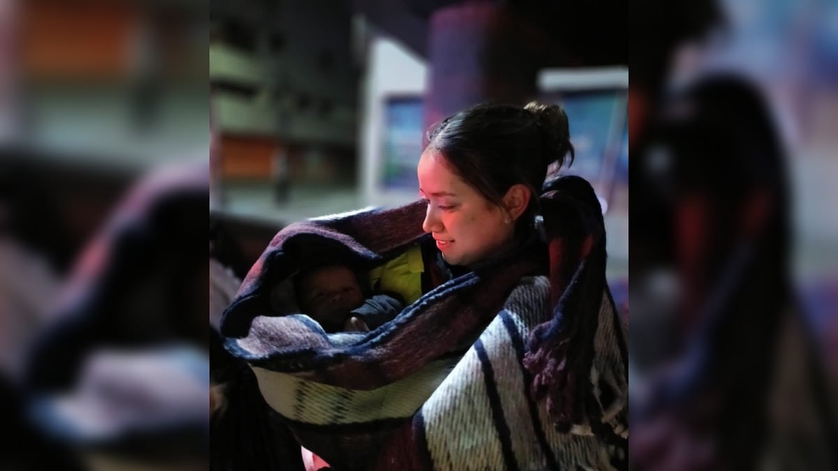 Personal de Protección Civil cobijó a la bebé para evitar complicaciones en su salud.