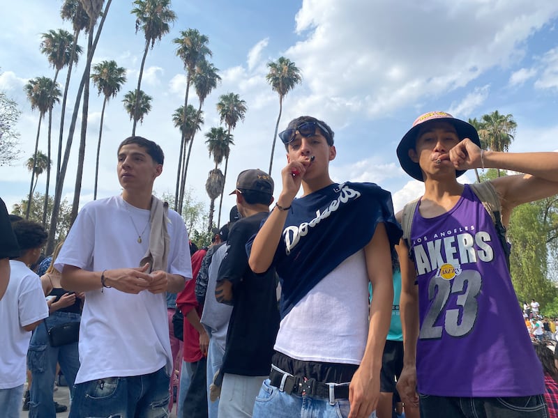 Jóvenes fuman cannabis en el parque hidalgo en León, Guanajuato.