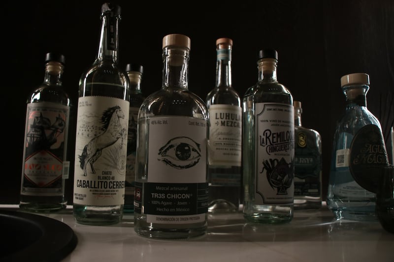 La experiencia sensorial que ofrece Tahona Mezcal Room celebra lo mejor de México: su cine, su bebida nacional y el talento de quienes han sabido preservar las tradiciones con orgullo y creatividad