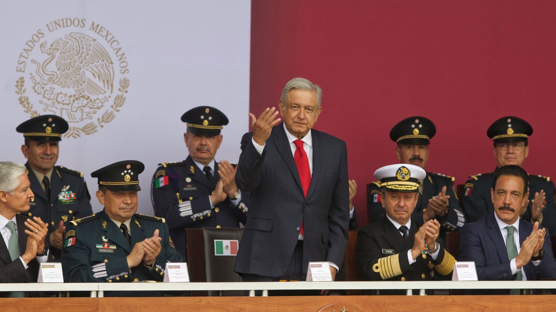 El presidente Andrés Manuel López Obrador junto a los titulares de Marina y Defensa Nacional