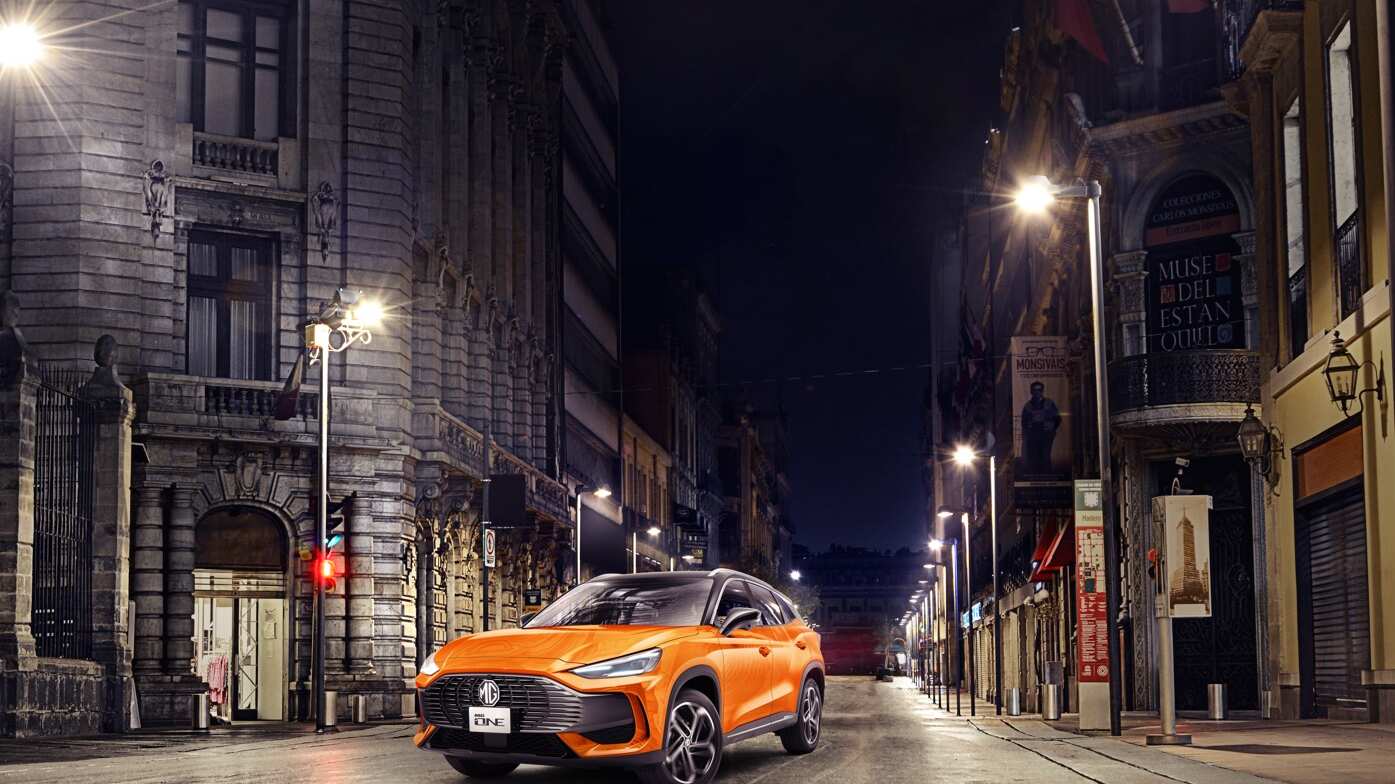 MG ONE, SUV naranja en la ciudad